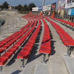 Vista prospettica dei sedili delle gradinate dello stadio comunale dopo il rifacimento